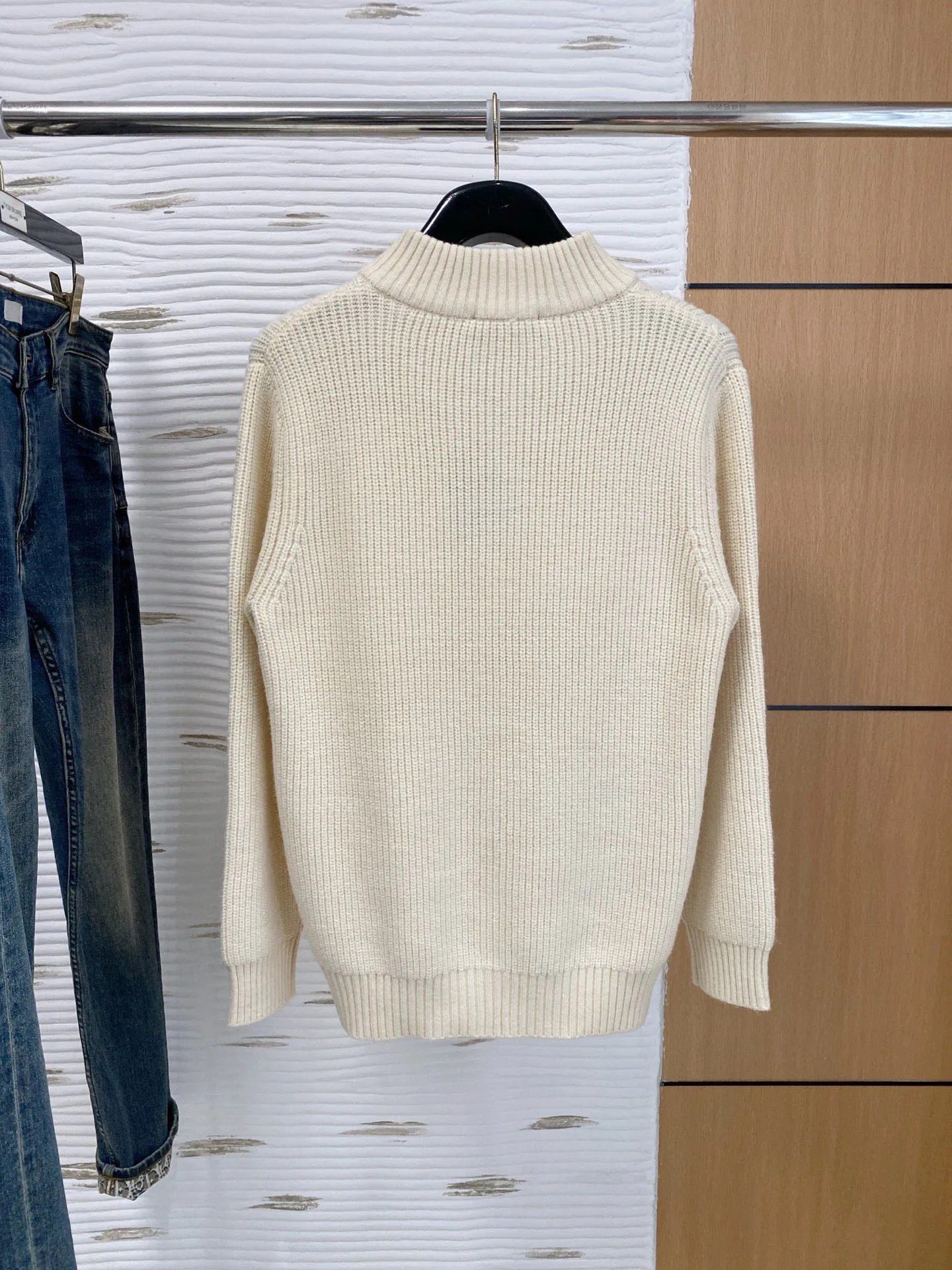 🅿️540 【LV Louis Vuitton】Autumn and winter classic cardigan sweater, in full condition! ! ! Wool blended fabric, the latest model in 2025, golden ratio! ! Slim-fitting soft gold, versatile and practical item, the combination and practicality are extremely powerful, simple and elegant, and classy! To create your own style, it is highly recommended to buy it in two colors. The standard slim fit tailoring process is suitable for both young and old men. It is knitted from wool and will not cause any discomfort! While keeping warm, it is stylish, textured and wearable, and the classic logo with contrasting colors on the chest feels in place! ! Recommended for regular customers! ! Size M-3XL (maximum wear: 190 pounds)